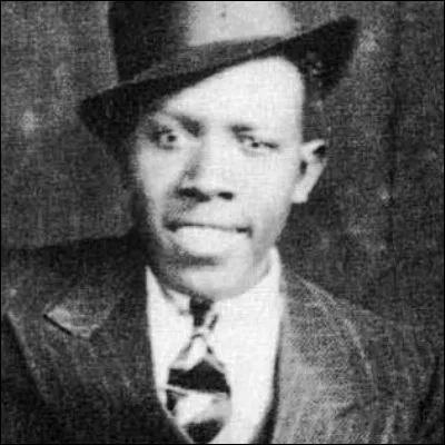 Quel instrument de musique, qui doit posséder un bon fond, était linstrument de prédilection du bluesman Robert Johnson ?