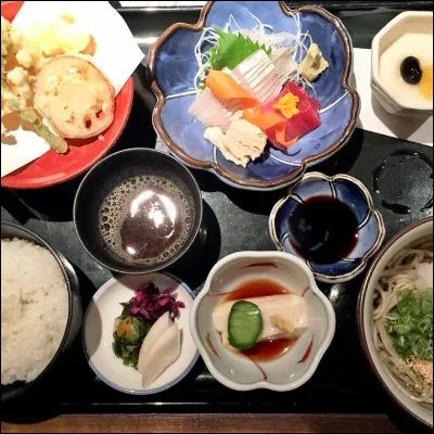 Quelle spécialité culinaire japonaise porte un nom signifiant "poisson haché" ?