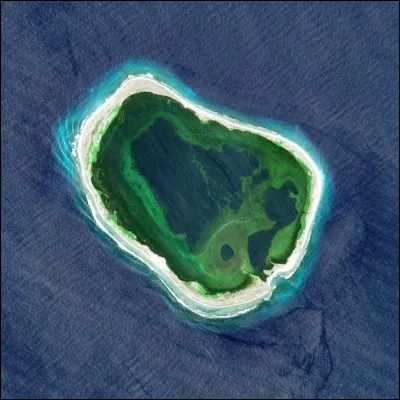Quel atoll, parfois qualifié "datoll le plus isolé du monde", est la seule possession française du Pacifique nord ?