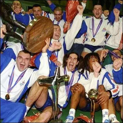 Quel était le surnom de léquipe de France de handball entre 1993 et 1996 ?