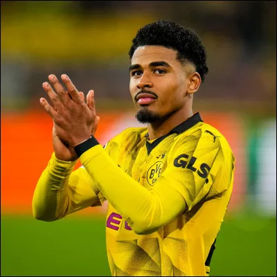 Arrière droit du même club, il s'agit de :