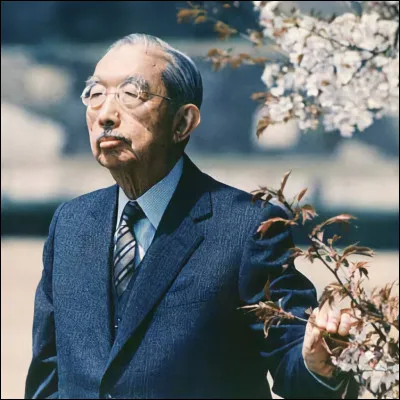 Tandis que l'Allemagne dominait l'Europe, le Japon dominait l'Asie. À sa tête, Hirohito. Quel était le titre de ce dernier ?