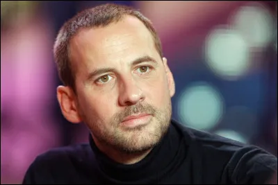 Dans quelle série humoristique ''Fred Testot'' incarne-t-il le personnage de ''François le Français'' ?