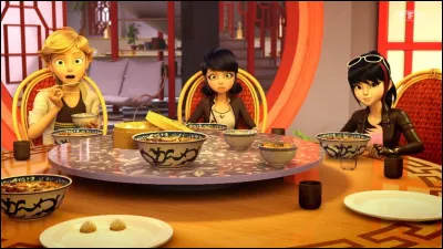 Fei, Adrien, Marinette, et son oncle Wang Cheng, se réunissent. Que célèbrent-ils ?