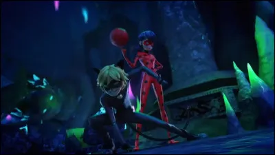 Quels objets Ladybug reçoit-elle grâce à son pouvoir de Lucky Charm, afin de vaincre ces super-vilains ?