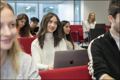 Tu es arrivé jusqu'à la dernière étape pour réaliser ton rêve !
Tes meilleurs amis sont aussi ici avec toi mais malheureusement tu dois faire un choix !