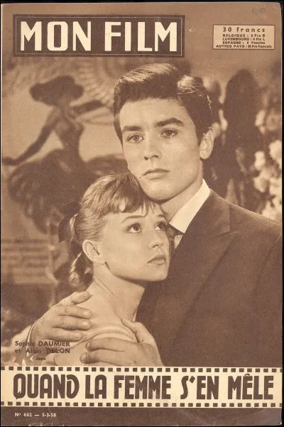 En 1957, avec quelle actrice, Alain Delon échange-t-il son premier baiser de cinéma dans le film "Quand la femme s'en mêle" ?