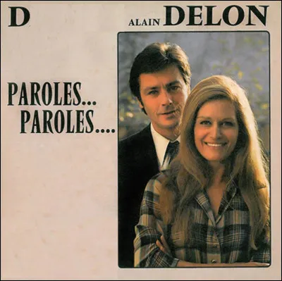 En 1973, en duo avec quelle chanteuse, sa compagne de 1962, Alain Delon obtient-il un succès musical international avec la chanson "Paroles...Paroles..." ?