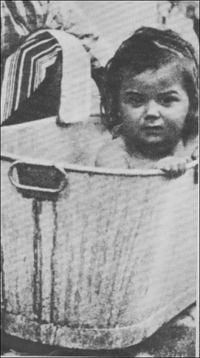 En 1939, à quel âge Alain Delon est-il confié à une famille d'accueil en raison du divorce de ses parents ?