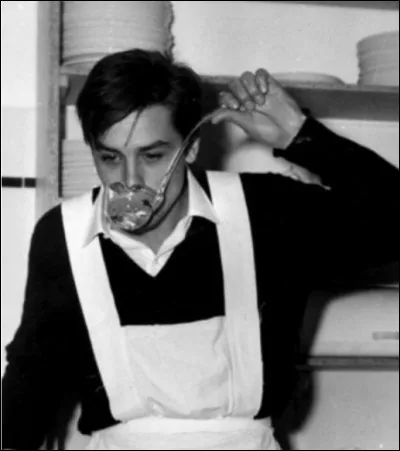 À 17 ans après son CAP, quel métier exerce Alain Delon très peu de temps dans la boutique de son beau-père ?