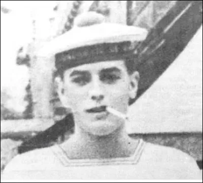 À 17 ans dans quelle armée Alain Delon devance-t-il son appel sous les drapeaux ?