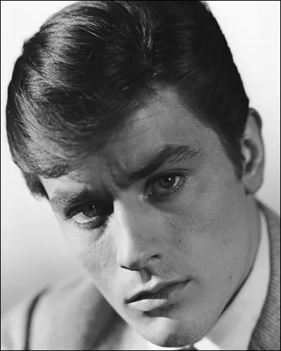 En 1955, dans quel lieu Alain Delon fête-il ses 20 ans ?