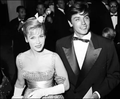 En 1956, quel actrice sauve Alain Delon des mains de la pègre des voyous et des gigolos ?