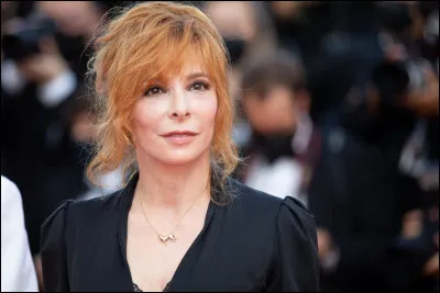 Mylène Farmer chante, en 1988, la chanson "Pourvu quelles soient