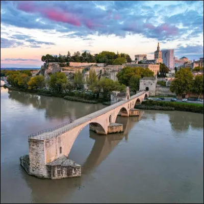 Ville au bord du Rhône, connue pour son pont où l'on aime danser :