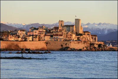 Station balnéaire de la Côte d'Azur connue pour son parc de spectacle aquatique tel que des orques et des dauphins :