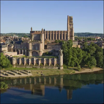 Cette ville possède de nombreux monuments historiques dont un classé au patrimoine mondial de l'UNESCO :
