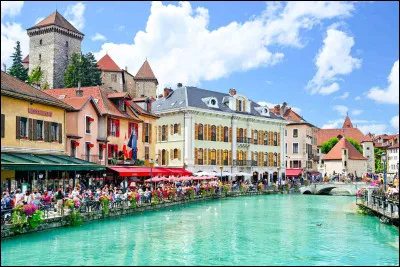 Cette ville possède un lac à son nom et surnommée "la Venise des Alpes" :