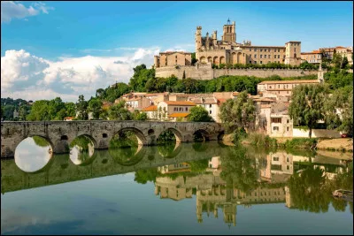 Ville traversée par le canal du Midi connue pour son club de rugby, sa féria et son vin :
