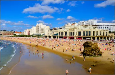 Station balnéaire basque réputée pour ses vagues propices à la pratique du surf :