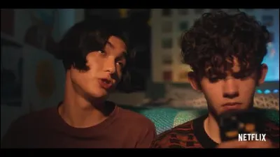 Combien y a-t-il de photos, au-dessus du lit de Tao ?