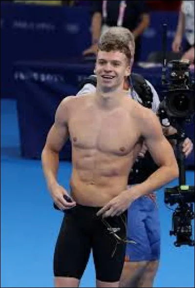 A quel âge Léon s'est-il vraiment mis à la natation ?