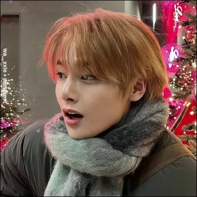 Pourquoi sourit-il énormément ?