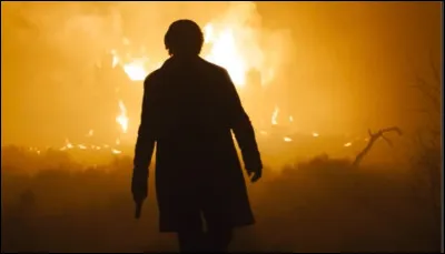 M et le vieil homme s'étaient enfuis par les souterrains, suivis de Bond. Silva les a également suivi. Que se passe-t-il ensuite ?