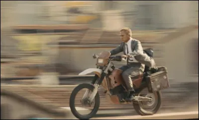 Par la suite, Bond et son ennemi se dirigent vers la campagne. Quel moyen de locomotion utilisent-ils ?