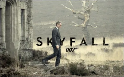 En Turquie, Bond apprend à la télévision une triste nouvelle venant de Londres. Que s'est-il passé pendant son absence ?