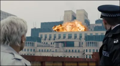 Cependant, Bond appelle des hélicoptères qui viennent capturer Silva. Il est ensuite placé dans une cellule à Londres. Il parvient à s'échapper. Où se déroule la course poursuite suivante ?