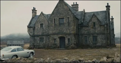 Bond et M ne se sentent pas en sécurité. Ils partent alors pour l'ancien manoir de Bond et de ses parents, appelé Skyfall. Ils y rencontrent un vieil homme qui a toujours vécu ici. Où se situe-t-il ?