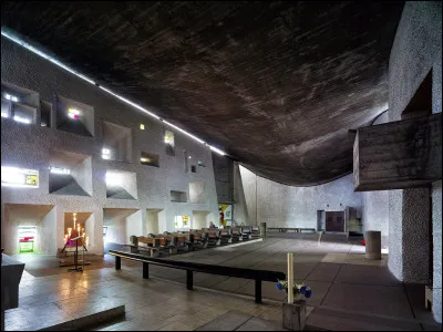 Quel est le premier édifice religieux conçu par Le Corbusier pendant sa carrière ?