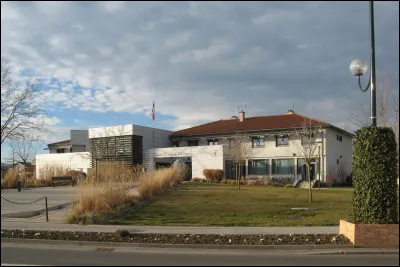 Dans quel département est située la ville de "Savigneux" ?