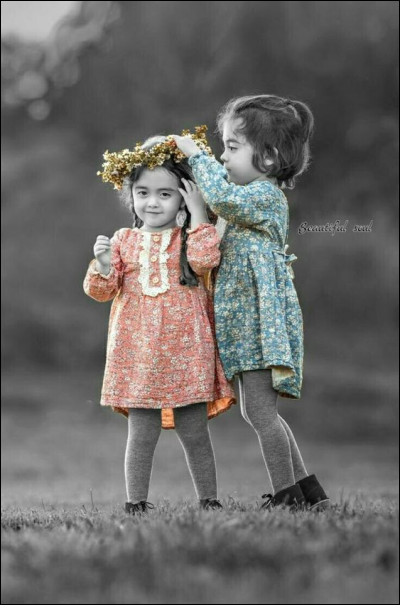 Comment étaient habillées les "Deux Petites Filles" dans le titre d'un roman policier de Mary Higgins Clark ?