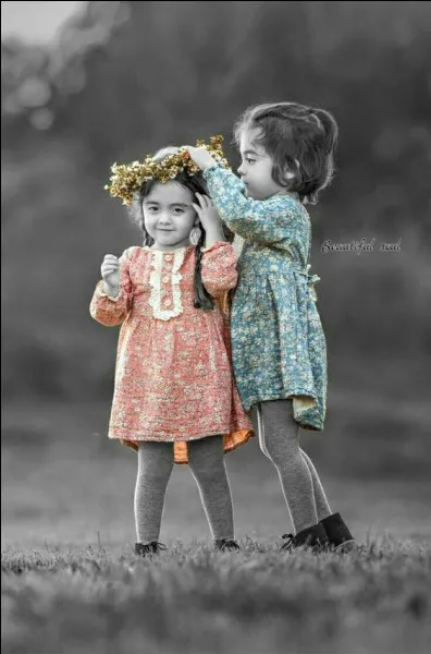 Comment &eacute;taient habill&eacute;es les "Deux Petites Filles" dans le titre d'un roman policier de Mary Higgins Clark ?