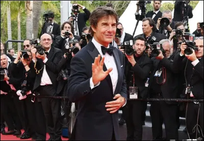 Au cours de la cérémonie, que fait Tom Cruise ?