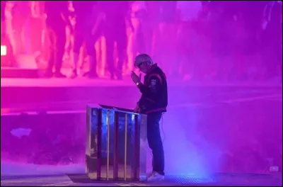 Qui a chanté "Nightcall" pendant cette cérémonie ?