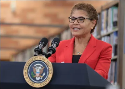 Comment s'appelle la maire de Los Angeles à qui a été transmis le drapeau olympique ?