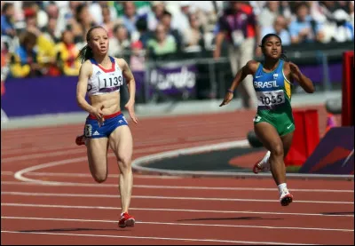 À quelle athlète française le rugbyman Antoine Dupont a-t-il donné le drapeau ?