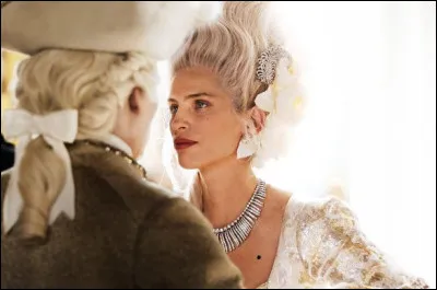 A quel film Netflix ce poster est-il lié ? C'est l'histoire d'une femme charmante d'origine modeste qui gravit les échelons de la société française jusqu'à devenir la favorite du roi.