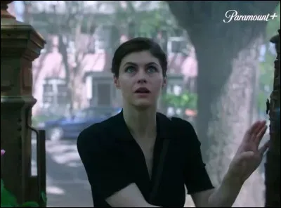 Dans quelle série joue l'actrice Alexandra Daddario, sur cette photo, en tant que Rowan ?