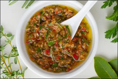 De quel(s) pays est originaire la "sauce chien", une sauce à base de chimichurri et de salsa criolla ?