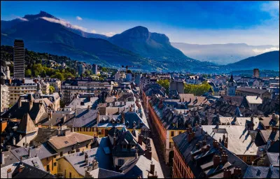 Ancienne capitale du Duché de Savoie, elle est toujours surnommée la cité des Ducs :
