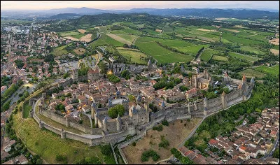 Ville médiévale fortifiée vous pouvez encore admirer ses remparts classés au patrimoine mondial de l'UNESCO :