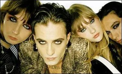 Qui chante "Torna a Casa" ?