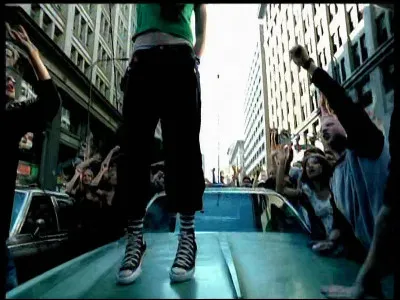 Qui chante "Sk8er Boi" ?