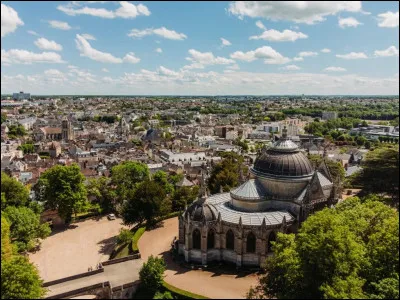 Sous-préfecture d'Eure-et-Loir où est enterré Louis-Philippe d'Orléans :