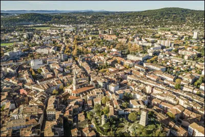 Ses habitants sont les Dracénois, cette ville a été pendant 2 siècles la préfecture jusqu'en 1974 :