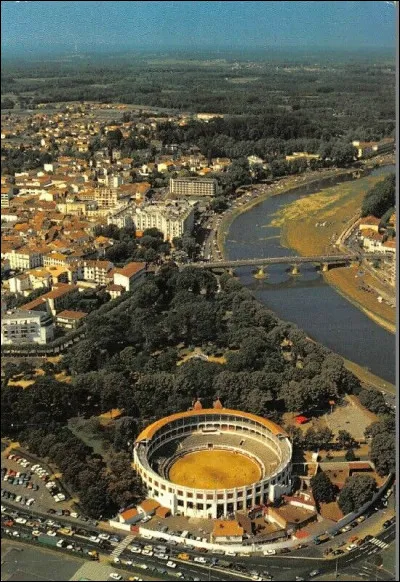 Cette ville du Sud-Ouest de la France est réputée pour sa station thermale très fréquentée :